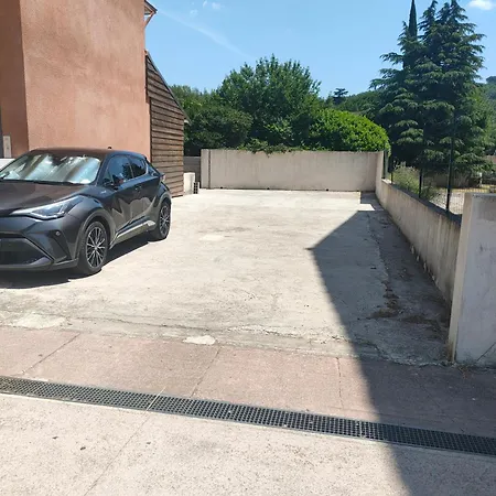 2 Pieces En Rdc Climatise Avec Terrasse Et Parking Prive *