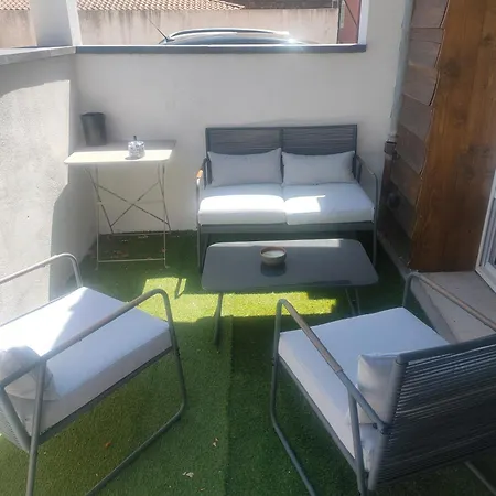 2 Pieces En Rdc Climatise Avec Terrasse Et Parking Prive Daire