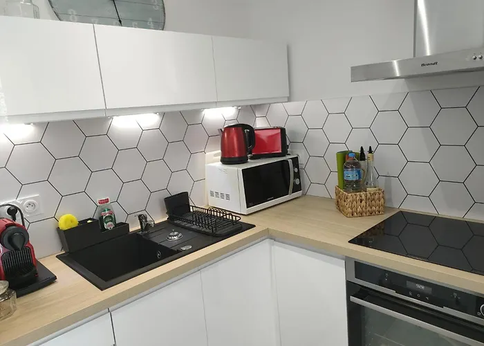 2 Pièces En Rdc Climatisé Avec Terrasse Et Parking Privé